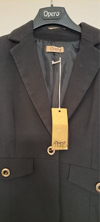 Giacca nera con taschino e bottoni