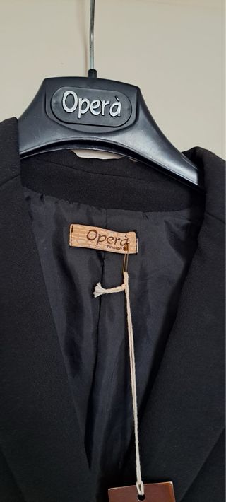 Giacca nera con taschino e bottoni