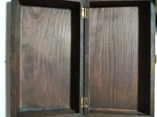 Caja de madera y latón con grabado de aves