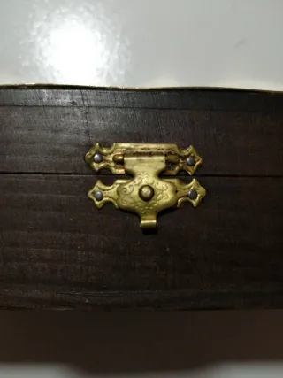 Caja de madera y latón con grabado de aves