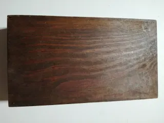 Caja de madera y latón con grabado de aves