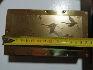 Caja de madera y latón con grabado de aves