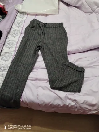 Pantalones grises y negros