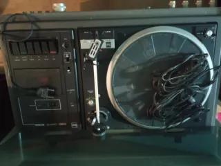 Tocadiscos y altavoces negros