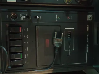 Tocadiscos y altavoces negros