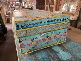 Baúl antiguo policromado de la India