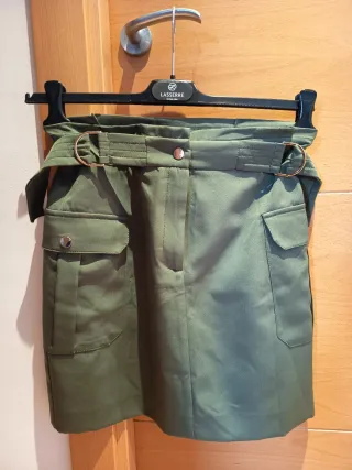 Falda corta Naf Naf verde con cinturón