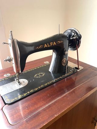 Máquina de coser Alfa antigua + mueble