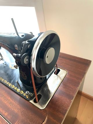 Máquina de coser Alfa antigua + mueble