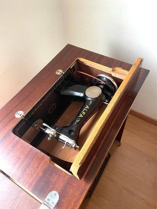 Máquina de coser Alfa antigua + mueble