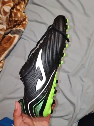 Bota de fútbol Joma Águila Negra y Verde