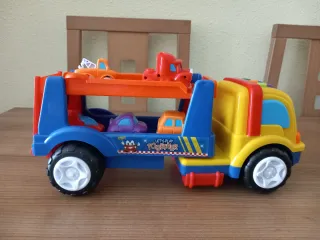 Camión transporta coches con sonidos