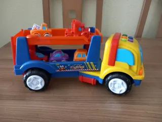 Camión transporta coches con sonidos