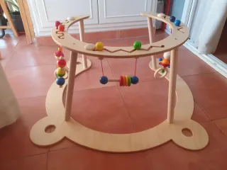 Andador y arco de juegos madera bebé