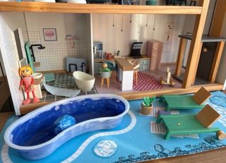 Casa de muñecas con accesorios