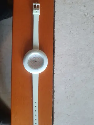 Reloj de pulsera Objects blanco y puntos rosa