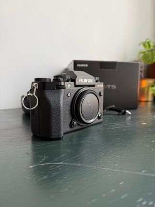 Fujifilm X-T5 + 3 Baterías + Cargador
