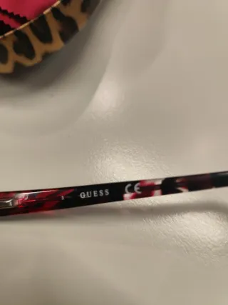 Gafas de sol Guess rojas y marrones