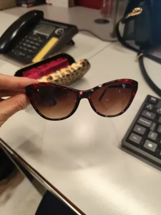 Gafas de sol Guess rojas y marrones