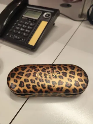 Gafas de sol Guess rojas y marrones