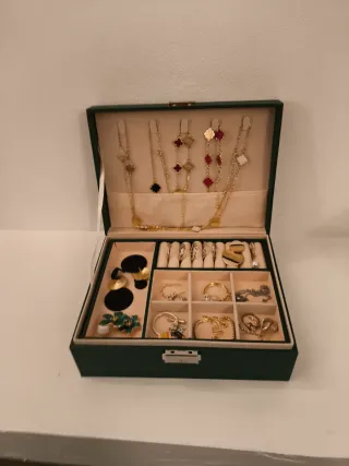 Portagioie verde con gioielli