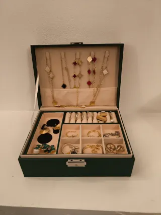 Portagioie verde con gioielli