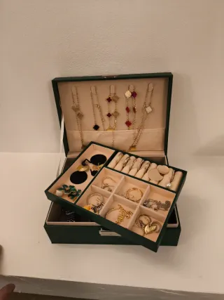 Portagioie verde con gioielli