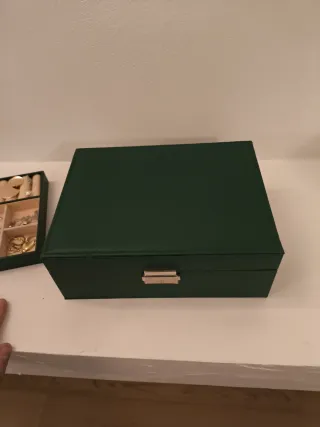 Portagioie verde con gioielli