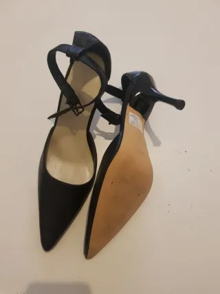 Zapatos de tacón negros con pulsera al tobillo.