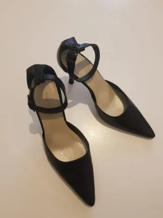 Zapatos de tacón negros con pulsera al tobillo.