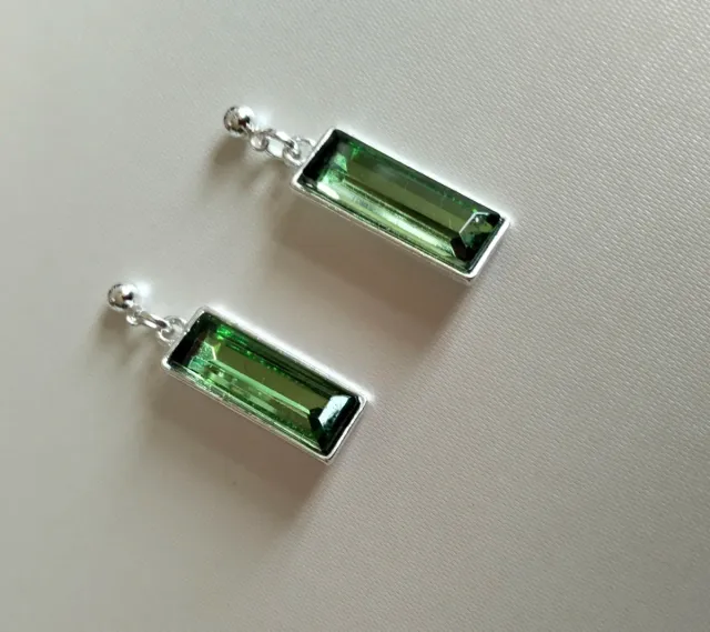 Pendientes plateado y cristal verde.