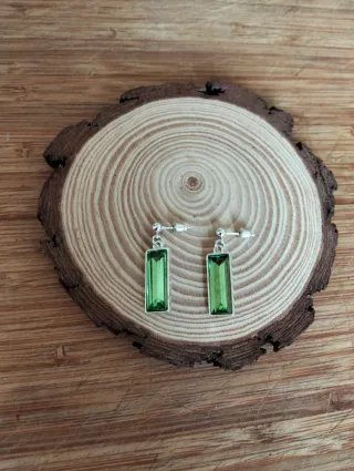 Pendientes plateado y cristal verde.