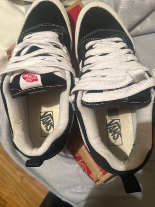 Zapatillas Vans Negras y Blancas. Solo estrenadas