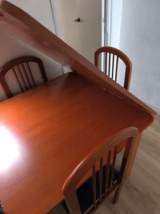 Mesa de comedor y 4 sillas