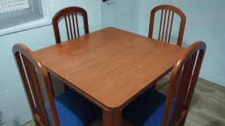 Mesa de comedor y 4 sillas