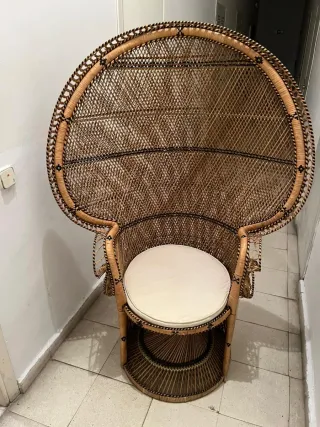 Sillón vintage de mimbre estilo pavo real