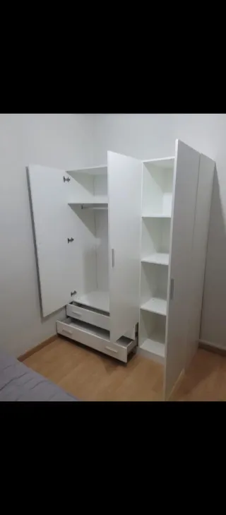 Armario blanco de madera