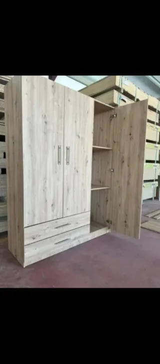 Armario blanco de madera