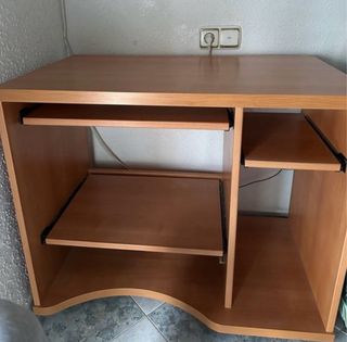 Mesa de escritorio u oficina con ruedas.