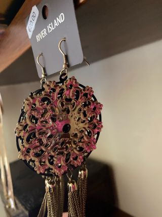 Pendientes largos River Island dorados y verdes