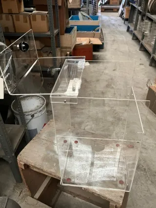 Vitrina de metacrilato con tapa