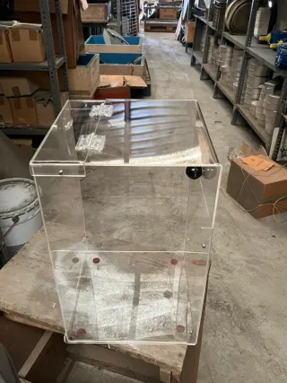 Vitrina de metacrilato con tapa