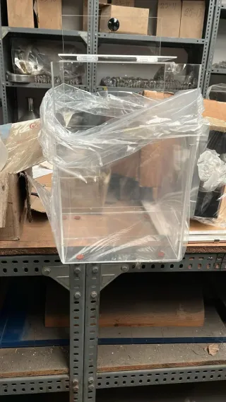 Vitrina de metacrilato con tapa