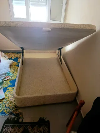 Cama individual beige y azul