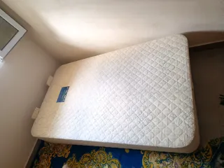 Cama individual beige y azul