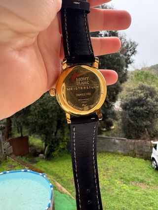 Reloj Montblanc negro bañado en oro.
