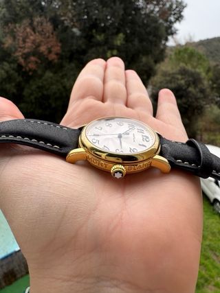 Reloj Montblanc negro bañado en oro.