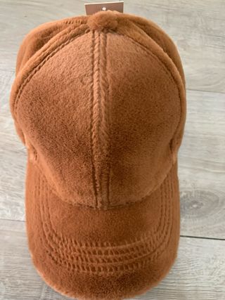 Gorra de terciopelo marrón