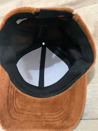 Gorra de terciopelo marrón