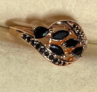 Anello in lega dorata rosa con pietre nere Donna